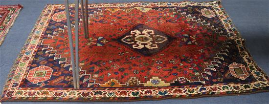 A Hamadan red and blue rug, 165 x 117cm